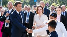 Maia Sandu și Emmanuel Macron, la o plimbare prin centrul Chișinăului