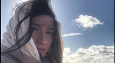 O tânără din București, virală pe Facebook! Ce a făcut ca să-l găsească pe ”tipul blond” cu care a flirtat în stația de autobuz