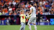 Povestea băiatului care a intrat pe teren la meciul România-Olanda. Puștiul a venit cu trenul de la sute de kilometri pentru a-și împlini visul de a da mâna cu portarul Niță