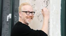 Adam Savage, de la MythBusters, acuzat de propria soră de abuz sexual. „Vrea să obțină bani”