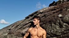 A fost atacat de o caracatiță uriașă în timpul unei vacanțe exotice în Seychelles. Momentul în care un celebru model este atacat și tras sub apă de vietatea marină a fost filmat-VIDEO
