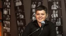 Cine este Oleg Spînu, băiatul care îi face pe oameni să plângă la nunți. A facut senzație cu melodia „Când mă sună fata mea”