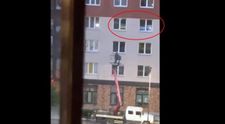 Ce a păţit un rus care şi-a pus la fereastră steagul Ucrainei și un mesaj anti-război- VIDEO