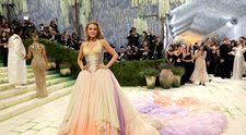 Blake Lively, apariție șoc la Met Gala 2026: întoarcerea pe covorul roșu după patru ani de tăcere și scandaluri