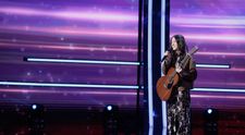 Românii au talent, 27 martie 2026. Sabina Bucea și-a învins timiditatea doar cu o chitară și cu vocea ei liniștitoare. Carmen Tănase s-a dus cu gândul direct la Joan Baez: „Se întâmplă chestii paranormale pe aici”