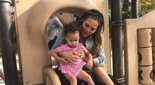 Un portret adorabil de familie a starnit numeroase controverse. Cum a reusit Chrissy Teigen sa atraga un val de critici