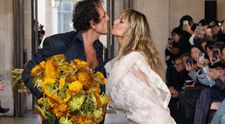 Lenjeria nu e o prioritate pentru vedeta de la Hollywood. A apărut la săptămâna Modei de la Paris într-o rochie din dantelă transparentă. Toți ochii ațintiți pe bustul ei generos