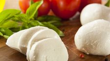 Romanii intorsi din Italia si Spania si-au deschis propriile afaceri. Vor sa dea lovitura in tara cu mozarella de Maramures sau paella de Bistrita