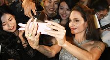 Angelina Jolie, unghii imposibil de lungi. Cu ce manichiură s-a afișat vedeta pe covorul roșu