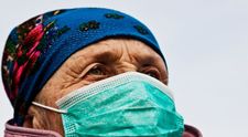 Un veteran de război de 99 de ani s-a vindecat de COVID-19 și a plecat din spital într-un mod triumfal