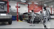 Întâmplare teribilă într-o fabrică Tesla. Un robot a atacat un inginer, lăsându-l într-o ”baltă de sânge”