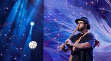 Cosmin Catrina, inginerul proiectant care s-a regăsit cu ajutorul cavalului, show de senzație pe scena „Românii au talent”. Prestația tânărului de 26 de ani a fost aplaudată la unison de public: „Ești un băiat talentat, care a făcut o pasiune pentru caval”
