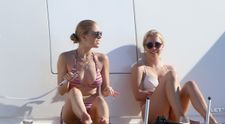 Moștenitoarea imperiului Swarovski are o siluetă demnă de model. Cât de bine arată tânăra în costum de baie