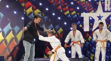 Mihai Petre, pus la pamant de un grup de judoka, la 
