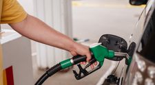 Cât a ajuns să coste motorina astăzi, 13 martie 2026. Șoferii sunt șocați atunci când ajung la benzinărie