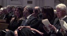 Barack Obama si Melania Trump, surprinsi facand glume la o inmormantare