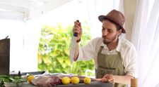 Chef Foa gătește miel împănat cu usturoi și salată de legume la grătar