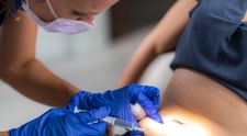 A ieșit aproape inconștientă dintr-o clinică după o operație estetică și apoi i s-a pierdut urma. Cazul care a îngrozit internetul