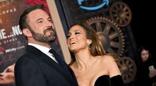 Jennifer Lopez și Ben Affleck, cuplul perfect pe covorul roșu. Diva latino, senzațională într-o rochie imprimată cu semnele zodiacale