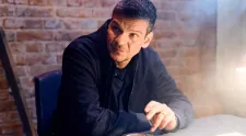 Tudor Chirilă, interviu EXCLUSIV despre serialul „Trafic” de la PRO TV și VOYO: „Serialul aduce o chestie importantă și foarte prezentă în societatea noastră: relația cu copiii noștri, eternul conflict dintre generații, dar mai ales contextul mult mai nasol decât pe vremea părinților noștri: cel al drogurilor”
