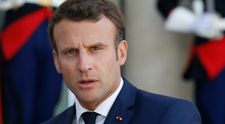 Cum a fost surprins Emmanuel Macron, în plină noapte. A părăsit patul conjugal pentru o activitate insolită