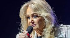 Cântăreața Bonnie Tyler este în comă, după o operație intestinală de urgență
