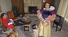 O alta fata a printeselor Disney. Cum arata Cenusareasa alcoolica, Alba-ca-Zapada casnica si Scufita Rosie cersetoare