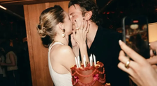 Diferența de 20 de ani dintre ei nu a fost un obstacol. Acum formează unul dintre cele mai romantice cupluri din showbiz. Au în comun experiențe similare, inclusiv despărțiri dificile și câte o fiică din relațiile anterioare