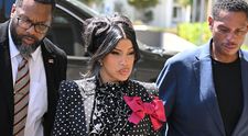 Cardi B a câștigat procesul în care era acuzată că a scuipat-o și a zgâriat-o pe față cu unghiile pe o agentă de securitate