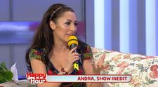 Andra, la un pas sa arate mai mult decat si-ar fi dorit. Rochia scurta i-a jucat feste in direct la TV