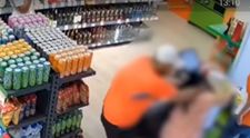 Scene șocante într-un magazin din Ploiești. O femeie a fost bătută de fostul soț, sub privirile clienților, dar nimeni nu a intervenit. VIDEO