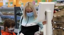 Răspunsul autorităților la întrebarea: „Te poți contamina cu coronavirus de pe ambalajele alimentelor?”