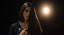 Alma Nicole, fostă concurentă la „Vocea României”, a lansat colindul „La Betleem colo-n jos”