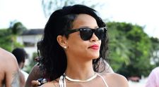 Rihanna isi arata formele tonifiate intr-un costum de baie minuscul, la plaja. Fanii au observat, insa, altceva: 