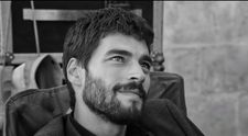 Akın Akınözü: Transformarea spectaculoasă a actorului din „Capcana răzbunării”. Cum a slăbit 50 de kilograme și a devenit un star al Turciei