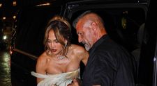 Bodyguardul nu și-a luat ochii de la ea nicio secundă! Nimeni nu înțelege cum a scăpat fără accident vestimentar: J Lo a sfidat gravitația într-o rochie imposibilă