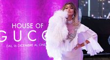 Mădălina Ghenea, apariție fabuloasă pe covorul roșu la premiera House of Gucci, din Milano