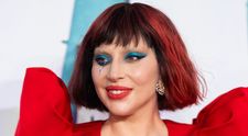 Lady Gaga, apariție fabuloasă pe covorul roșu după o schimbare de look. Actrița radiază de fericire la brațul iubitului Michael Polansky