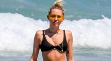 Miley Cyrus, în costum de baie pentru a-și promova următorul concert