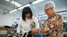 Cristina Chiriac intră sub acoperire la fabrica de tricotaje de la Satu Mare și devine ucenica doamnei Veronica. Reacția angajatei: „Trebuie să își caute altă meserie”