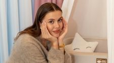 Cum s-a îmbrăcat Emily Burghelea la botezul fiicei sale. Două ținute total diferite: 