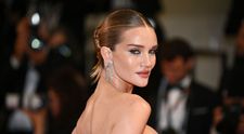 După ce s-a remarcat pe covorul roșu de la Cannes într-un corset care i-a strâns sânii, Rosie Huntington-Whiteley a pozat nud în camera de hotel. „Corpul ei e o formă de artă”, au reacționat admiratorii