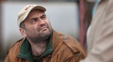 Adrian Văncică din ”Las Fierbinți”, imagine virală. Cum arată cu ruj pe buze și perucă roșcată