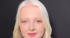 Cum arată Amina la 17 ani, tânăra cu albinism care a uimit lumea cu frumusețea sa nepământeană. Imagini rare alături de mama sa