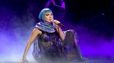 Lady Gaga face baie cu gheață, cu masca pe figură, înainte de concert