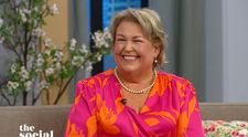 Cum a ajuns o fostă producătoare TV să scrie unul dintre cele mai citite thrillere ale anului. Interviu cu Sue Hincenbergs, despre planuri de pensie, prietene periculoase și umor negru