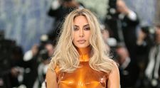 Kim Kardashian a „lovit” din nou la Met Gala! Ținuta ei e deja cea mai comentată apariție a serii: a fost vopsită în service auto și a stârnit val de ironii: „Arată ca noul iPhone 17!”