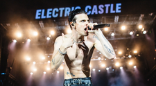 Yungblud, show total la Electric Castle! ”România, te iubesc de mor! Să mă răpească cineva, să mă țină aici” A cântat, s-a pupat cu fanii, a băut vișinată și palincă. ”Un gust oribil”