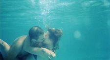 Ai chef de nebunii in piscina? Mai gandeste-te o data: sexul in apa este periculos!