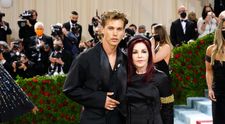 Priscilla Presley, alături de tânărul care joacă rolul lui Elvis. Cum arată la 76 de ani, după numeroase operații estetice